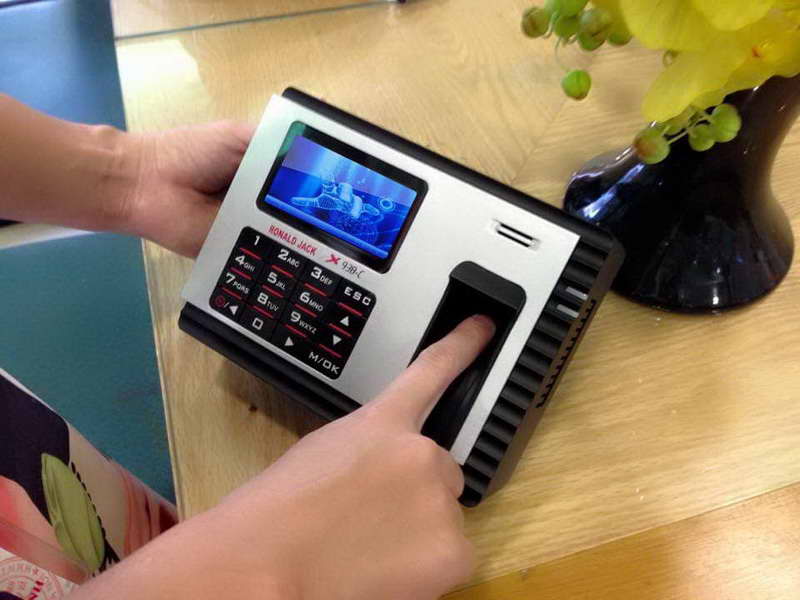 Quảng Cáo Máy Chấm Công